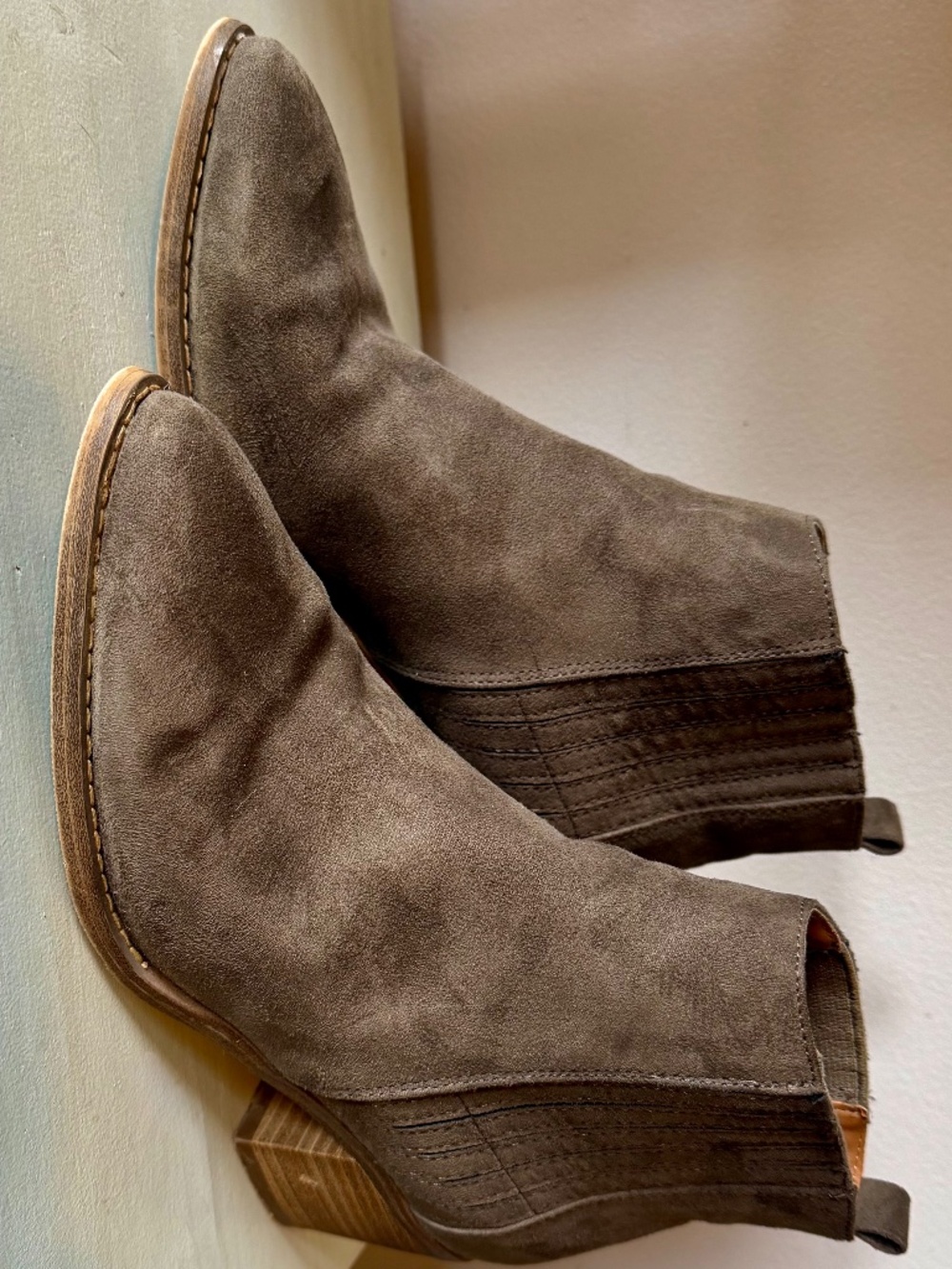 Women’s Size 8 Olive/Green Suede Booties